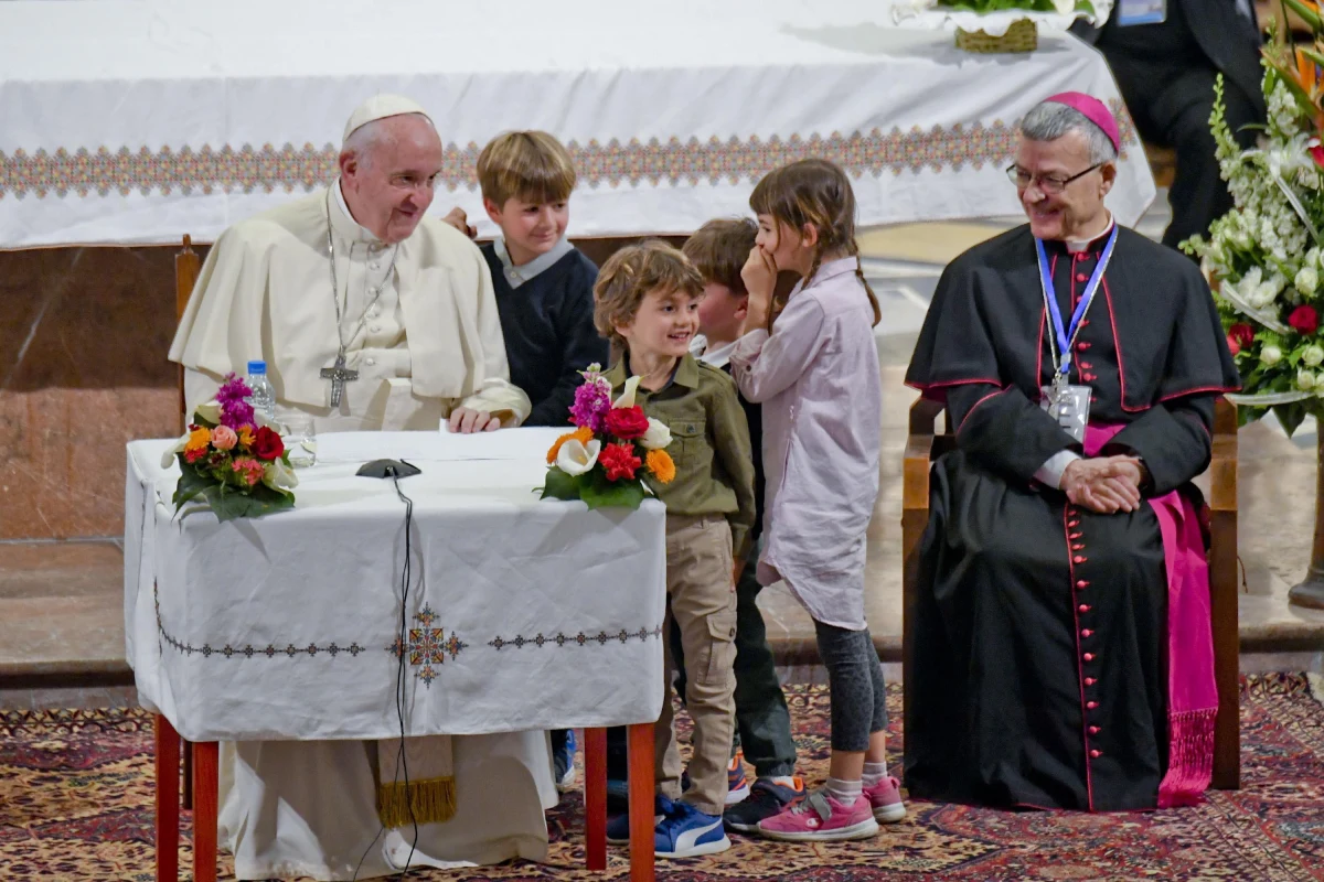 Na zakończenie pobytu w Maroku papież Franciszek w hali sportowej w stolicy kraju, Rabacie, odprawił w niedzielę mszę z udziałem około 10 tysięcy osób. Dziękował chrześcijanom za to, że dają na tych ziemiach „świadectwo Ewangelii miłosierdzia”.
