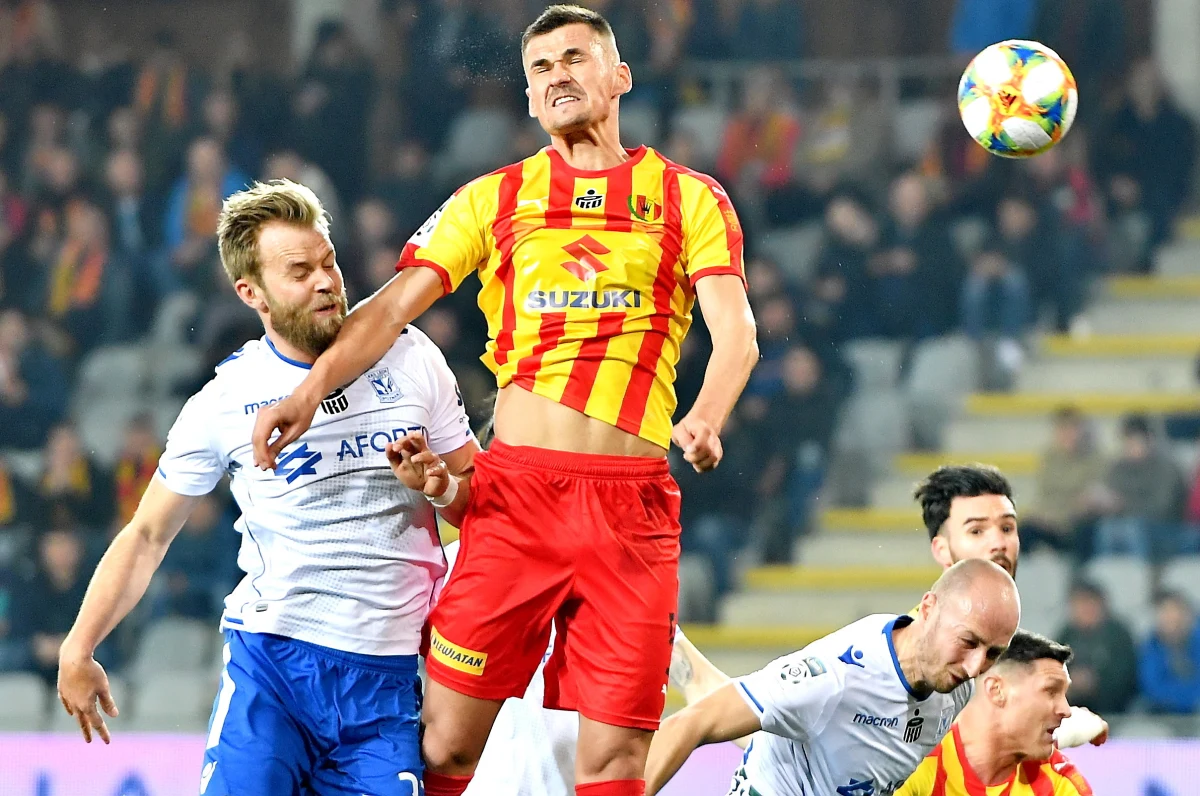 Piłkarze Lecha Poznań zremisowali bezbramkowo w Kielcach z Koroną w 27. kolejce piłkarskiej ekstraklasy. To trzeci z rzędu mecz "Kolejorza" bez zwycięstwa. W pozostałych dwóch sobotnich spotkaniach zwycięstwa zanotowali goście - Śląsk Wrocław i Zagłębie Sosnowiec.
