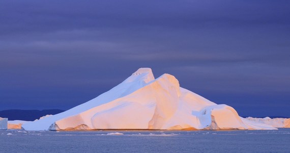 Lodowiec Jakobshavn, jedna z najszybciej topniejących mas lodu na świecie, zaskoczył obserwujących go naukowców NASA. Po ponad 20 latach kurczenia się - zaczął nagle rosnąć. Naukowcy sądzą, że zmiana trendu jest tymczasowa.