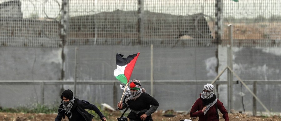 Mimo zwiększonego napięcia w stosunkach izraelsko-palestyńskich oraz wznowionych w piątek protestów Palestyńczyków przy granicy ich enklawy z państwem żydowskim Izrael otworzył dwa przejścia graniczne ze Strefą Gazy - potwierdzają obie strony.
