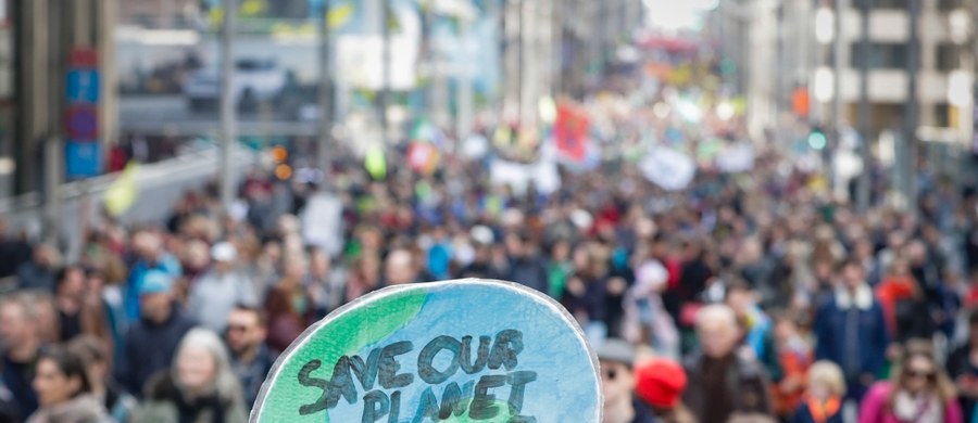 Około ośmiu tysięcy osób wzięło udział w marszu dla klimatu w Brukseli. Uczestnicy przeszli przez miasto, kończąc demonstrację przed siedzibami Unii Europejskiej. To kolejna manifestacja, do której doszło w ostatnich miesiącach.