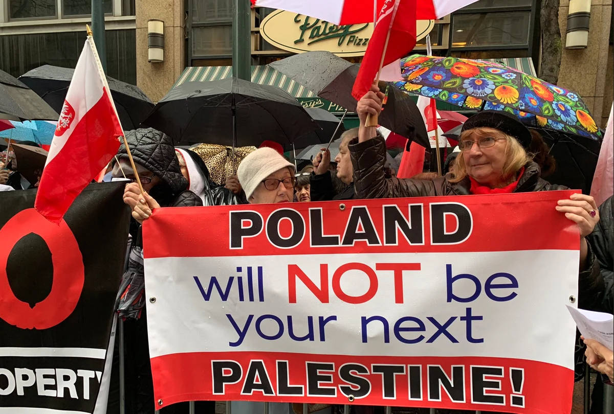 Polonia demonstruje w kilku amerykańskich miastach przeciwko ustawie 447 o restytucji mienia żydowskiego. Ta ustawa ma wspierać starania organizacji żydowskich w USA o rekompensaty za mienie w Polsce i innych krajach - w tym przejęte przez państwo po właścicielach, którzy nie mieli spadkobierców. 