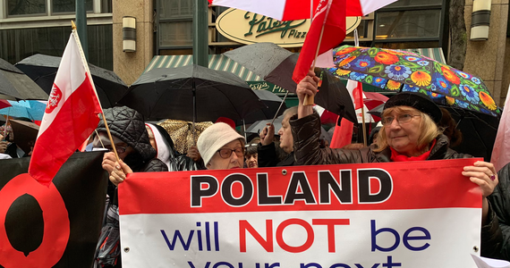 Polonia demonstruje w kilku amerykańskich miastach przeciwko ustawie 447 o restytucji mienia żydowskiego. Ta ustawa ma wspierać starania organizacji żydowskich w USA o rekompensaty za mienie w Polsce i innych krajach - w tym przejęte przez państwo po właścicielach, którzy nie mieli spadkobierców. 