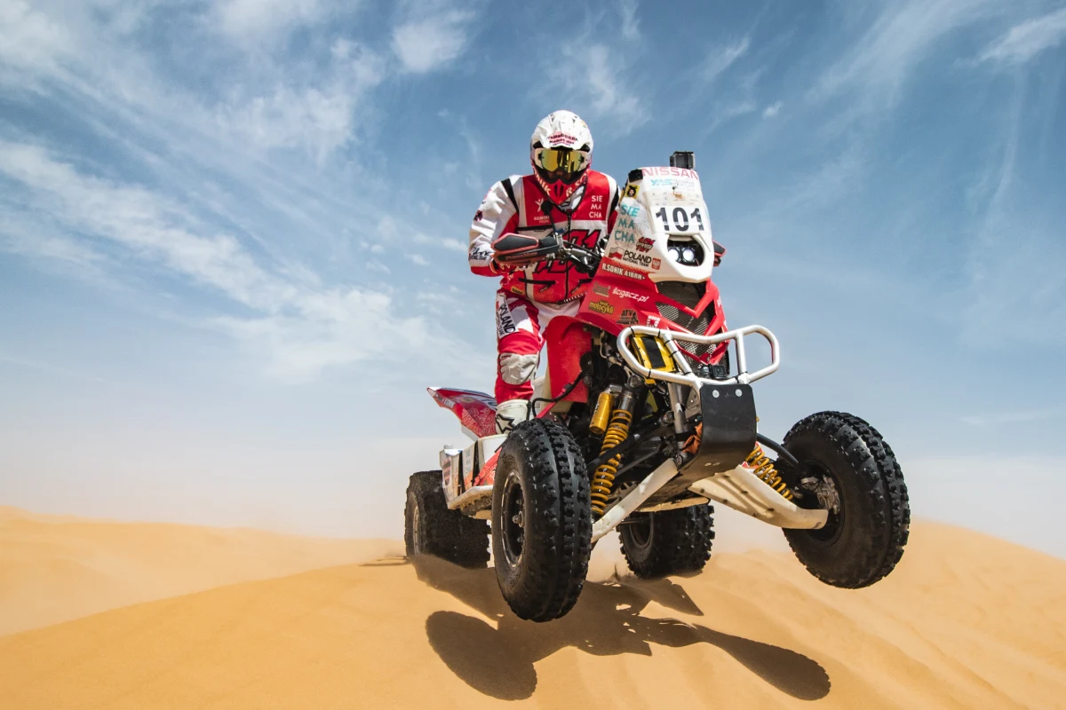 Rafał Sonik uzyskał drugi czas na pierwszym etapie Abu Dhabi Desert Challenge. Siedmiokrotny zdobywca Pucharu Świata stracił tylko minutę do Kuwejtczyka Fahida Al-Mussalama i był w doskonałym nastroju, ponieważ nie forsował tempa, a mimo to wypracował dobrą pozycję na początek rywalizacji. 