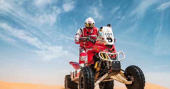 Rafał Sonik uzyskał drugi czas na pierwszym etapie Abu Dhabi Desert Challenge. Siedmiokrotny zdobywca Pucharu Świata stracił tylko minutę do Kuwejtczyka Fahida Al-Mussalama i był w doskonałym nastroju, ponieważ nie forsował tempa, a mimo to wypracował dobrą pozycję na początek rywalizacji. 