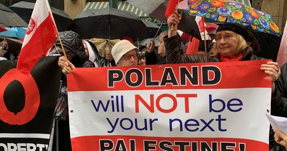 Dzień protestów Polonii w Stanach Zjednoczonych przeciwko amerykańskiej ustawie S. 447 o restytucji mienia żydowskiego oraz przeciwko pomawianiu Polski. Chicago, Boston, Filadefia, Hartford i Nowy Jork - wszędzie tam powiewały w niedzielę biało-czerwone flagi. 