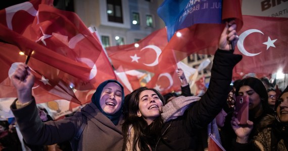 Po niedzielnych wyborach samorządowych rządząca w Turcji Partia Sprawiedliwości i Rozwoju (AKP) kontroluje 16 z 30 najważniejszych miast - powiedział prezydent Recep Tayyip Erdogan w Ankarze, w nocnym wystąpieniu do zwolenników AKP.