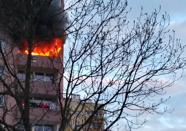 Groźny pożar w wieżowcu na południu Krakowa, nastolatka wyskoczyła z 6. piętra