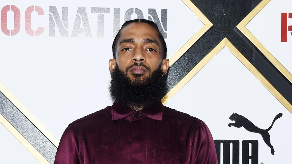 Nipsey Hissle – nominowany do nagrody Grammy raper, został postrzelony przed swoim sklepem odzieżowym z Los Angeles, zmarł w niedzielę w szpitalu - podaje ABC News.
