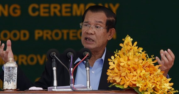 Kambodżański generał Lee Davet, którego zatrzymano pod koniec marca za krytykowanie premiera Hun Sena w internecie, został aresztowany i oskarżony o nawoływanie żołnierzy do nieposłuszeństwa wobec rządu - podał w poniedziałek dziennik "Phnom Penh Post".