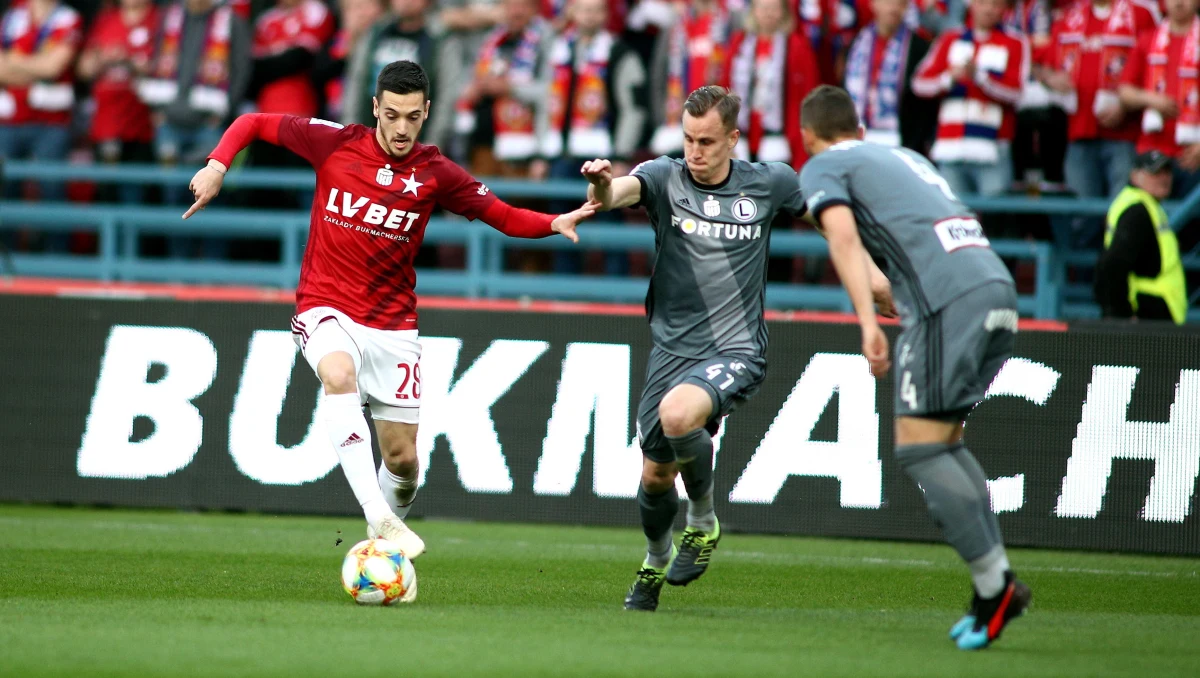 "Człowieku, weź się w końcu ogarnij. Nie udawaj alfy i omegi, posłuchaj innych ludzi, którzy trochę znają się na piłce, bo inaczej przegrasz" - tymi ostrymi słowami zwraca się do prezesa Legii Dariusza Mioduskiego były napastnik klubu Roman Kosecki. W rozmowie z Onetem Kosecki radzi prezesowi, by pozbył się trenera i zagranicznych piłkarzy. 