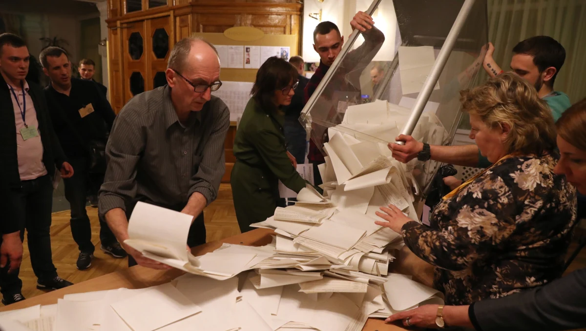 Petro Poroszenki nie ma co żałować, bo to on, wbrew obietnicom wyborczym, nie tylko nie odsunął od władzy złodziejskich oligarchów, ale ich wpływy jeszcze bardziej umocnił. Z kolei wobec Polski okazał się niewdzięcznikiem. Rozwinął kult ludobójców i zablokował ekshumacje ich ofiar. Takiego barbarzyńskiego zakazu nie ma w całej Europie. Czy Zełenski i Kołomojski będą lepsi? Pożyjemy, zobaczmy. Tak czy siak żyjemy w ciekawych czasach, choć nie tak bardzo śmiesznych.