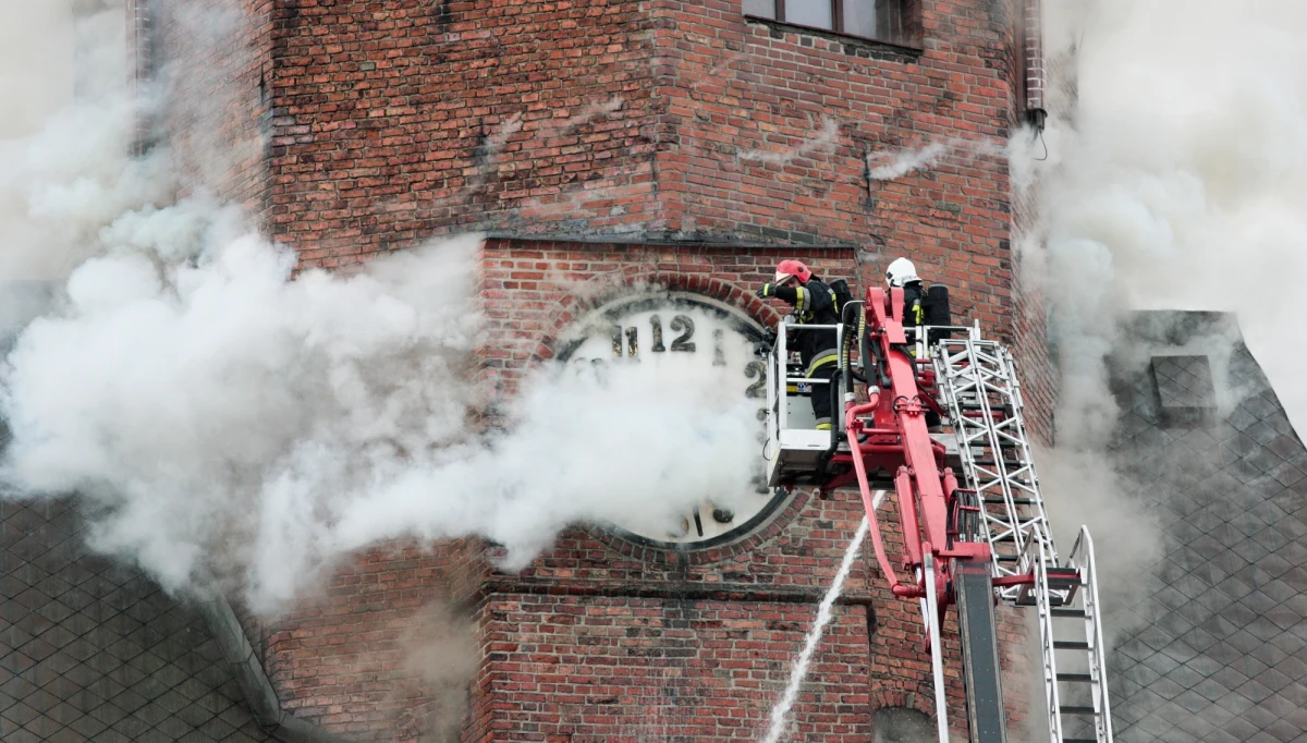 Obecnemu i poprzedniemu proboszczowi parafii katedralnej w Gorzowie Wielkopolskim postawiono zarzuty w śledztwie dotyczącym pożaru wieży zabytkowej katedry, do którego doszło w lipcu 2017 roku - poinformował rzecznik Prokuratury Okręgowej w Gorzowie Wielkopolskim Roman Witkowski.