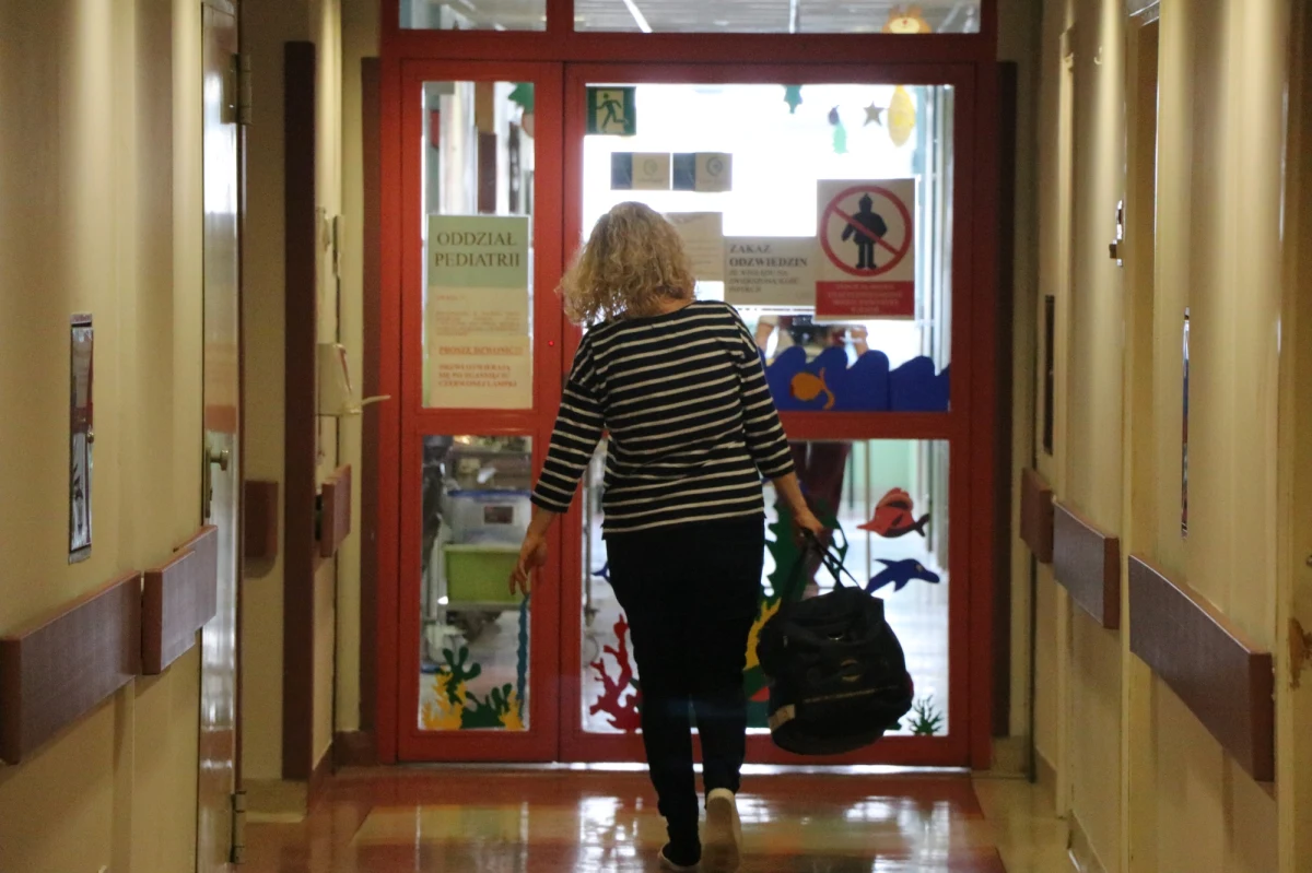 Wojewódzki Szpital Zespolony im. ks. Jerzego Popiełuszki zawiesza oddział chirurgii dziecięcej na pół roku. Jak informowaliśmy w Faktach RMF FM, dyrekcja szpitala nie jest w stanie znaleźć specjalistów do pracy – nie pomaga nawet wysoka pensja i służbowe mieszkanie. 