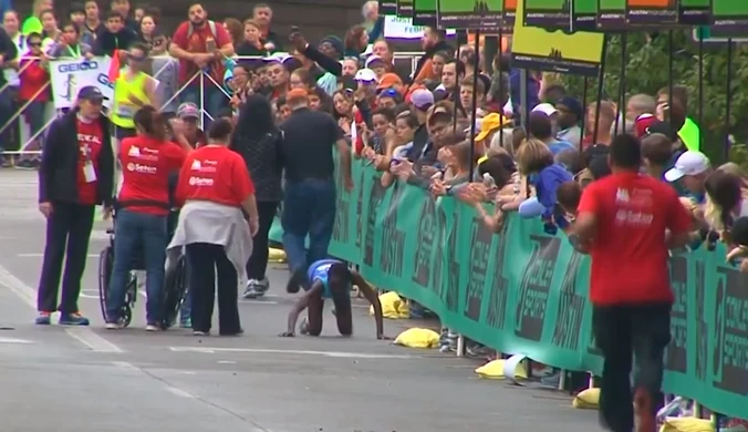 Dramatyczne finisze maratonów. Wycieńczeni sportowcy czołgają się do mety. Wideo