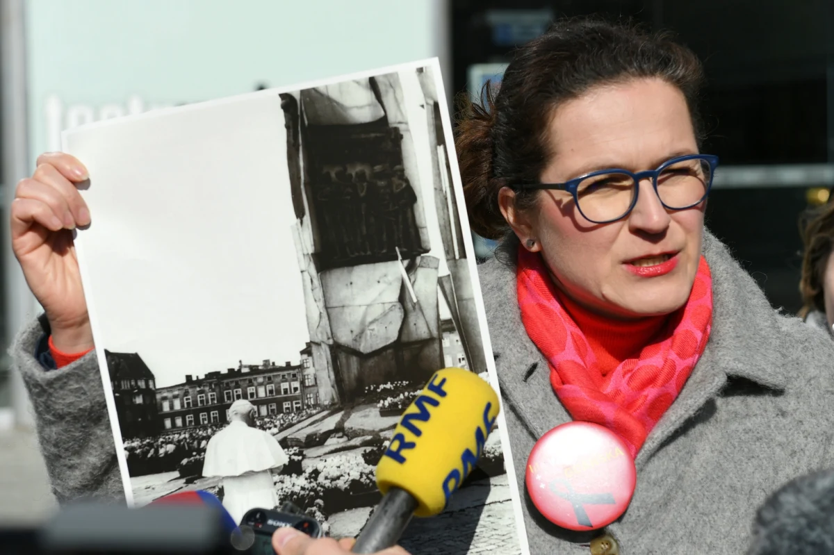 Aleksandra Dulkiewicz prosi w liście wojewodę pomorskiego Dariusza Drelicha o refleksję nad decyzją blokującą Plac Solidarności 4 czerwca i w kilku innych ważnych dniach. O organizowanie tam cyklicznych wydarzeń zawnioskowali przedstawiciele Solidarności ze Stoczni Gdańskiej, a wojewoda zgodził się, by ważny, historyczny plac w dniu ważnych świąt między 6:00 a 22:00 przeznaczony był tylko właśnie dla nich. 