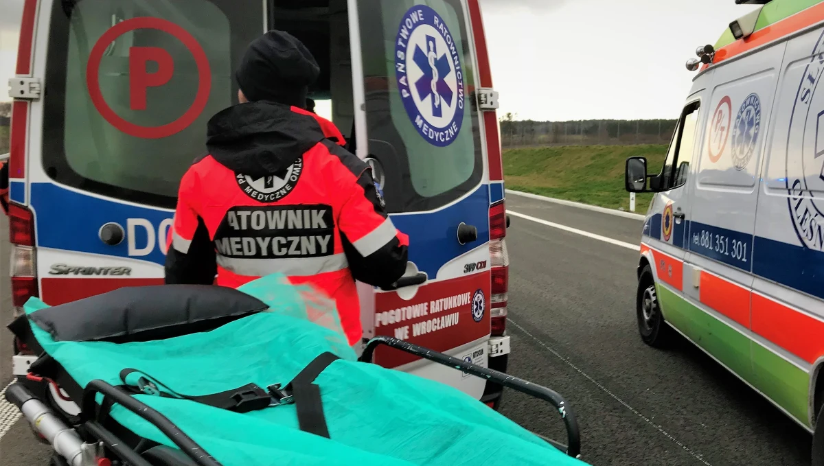 Pięcioro dzieci i ich opiekunka zostali przewiezieni do szpitala po wypadku w Łącku niedaleko Nowego Sącza w Małopolsce. Samochód osobowy zderzył się tam z busem.