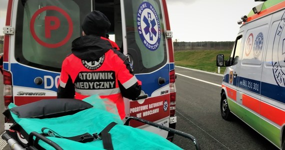 Pięcioro dzieci i ich opiekunka zostali przewiezieni do szpitala po wypadku w Łącku niedaleko Nowego Sącza w Małopolsce. Samochód osobowy zderzył się tam z busem.