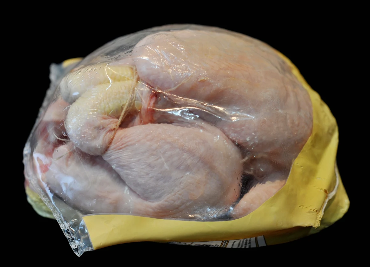 Komisja Europejska chce, by kontrowersyjna umowa z Ukrainą w sprawie kurczaków weszła tymczasowo, zanim ratyfikuje ją PE. Bruksela zgodziła się na dodatkowy import z Ukrainy 50 tys. ton piersi z kurczaka, by zatrzymać na tym poziomie niekontrolowany i gwałtownie wzrastający, dzięki wykorzystaniu przez Ukrainę luki w umowie handlowej, import tego mięsa. Zwiększenie importu może uderzyć w polskich producentów drobiu.