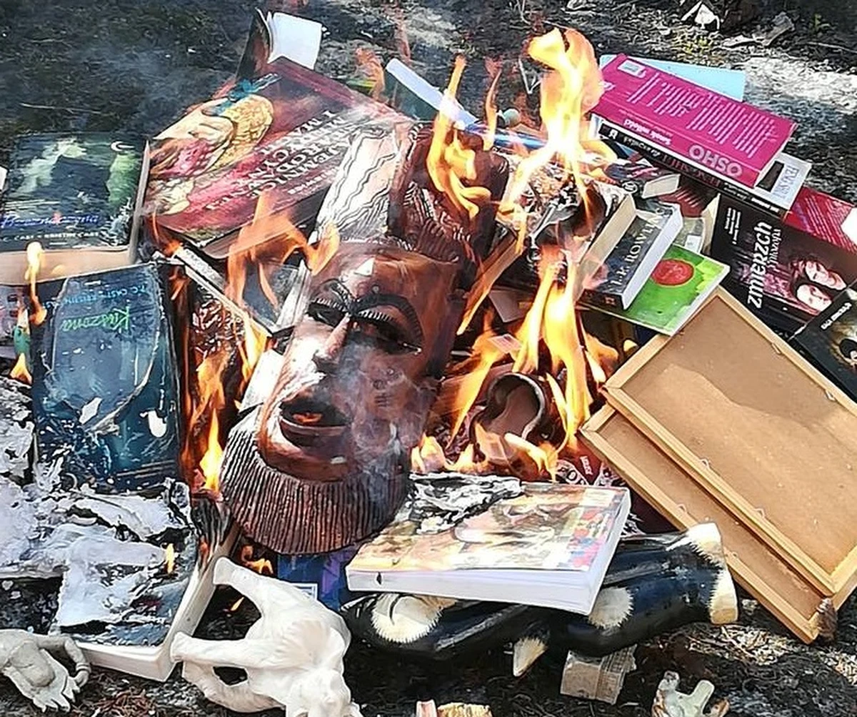 Rzecznik kurii biskupiej diecezji koszalińsko-kołobrzeskiej ks. Wojciech Parfianowicz skomentował skomentował kontrowersyjne fotografie umieszczone na facebookowym profilu przez koszalińską fundację "SMS z Nieba". Widać na nich palenie książek – m.in. popularnych wśród młodych ludzi pozycji takich jak powieści o przygodach Harry'ego Pottera autorstwa J.K. Rowling i saga "Zmierzch" Stephenie Meyer. "Spalenie książek uważam za niewłaściwe" – ocenił ks. Parfianowicz. Podkreślił jednocześnie, że inną sprawą "jest faktyczne istnienie konkretnych zagrożeń duchowych związanych z okultyzmem czy z magią".