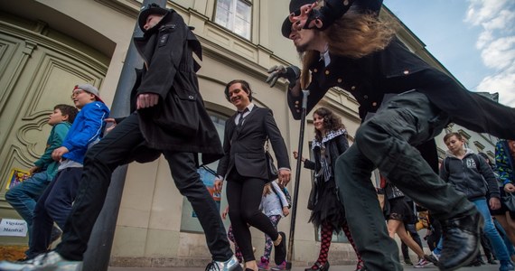 Kilkaset osób wzięło w poniedziałek, w prima aprilis, udział w „Marszu Dziwnych Kroków” na pl. Deaka w centrum Budapesztu. Marsz został zorganizowany po raz drugi przez aktora Benedeka Petroka.