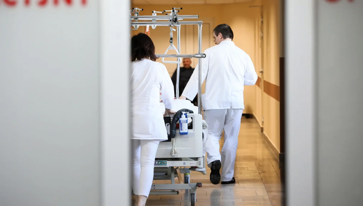 Zarzut usiłowania zabójstwa i spowodowania ciężkich obrażeń ciała zagrażających życiu usłyszy mężczyzna podejrzewany o zranienie nożem byłego prezydenta Siedlec – dowiedział się nieoficjalnie reporter RMF FM. Dejan S. ma być przesłuchany około godz. 15. 