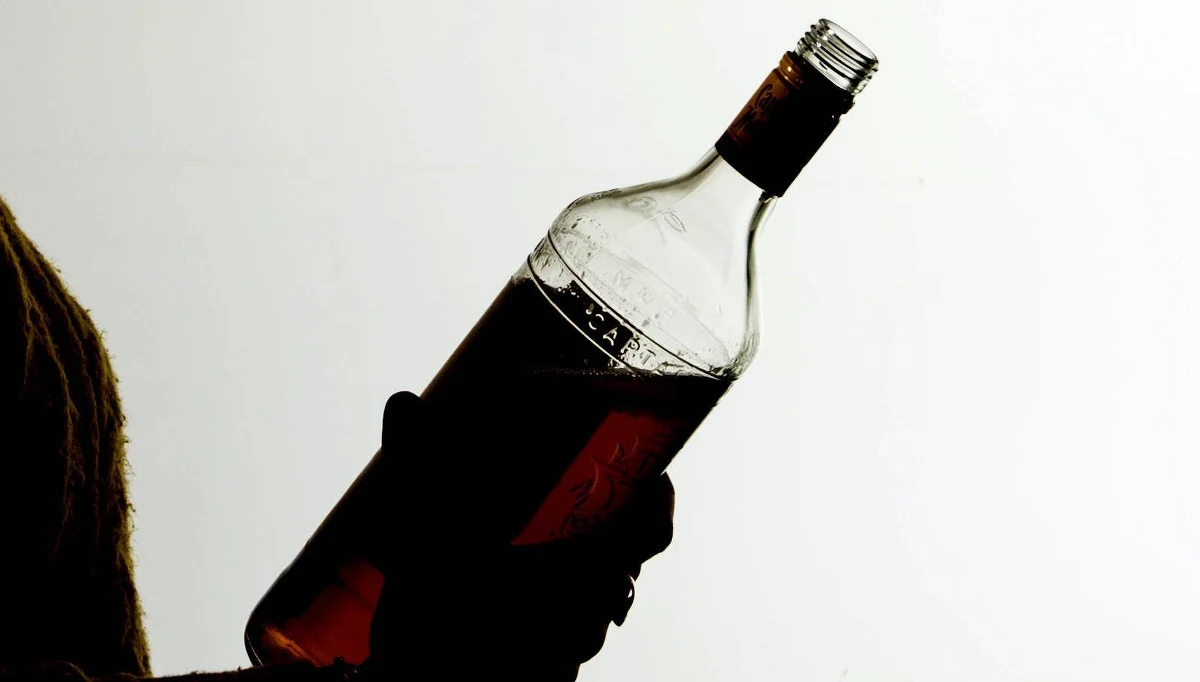 ​Tragedia w Ghanie. 25-latek założył się z kolegą o to, który z nich wypije więcej alkoholu. Mężczyzna zmarł na miejscu.