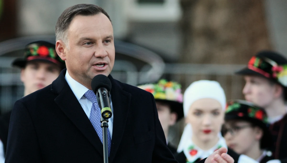 ​Rząd będzie dyskutował nad propozycją Andrzeja Dudy dla nauczycieli - dowiedział się nieoficjalnie reporter RMF FM. Z naszych informacji wynika, że minister finansów Teresa Czerwińska ma przedstawić wyliczenia dotyczące możliwości wprowadzenia 50-procentowych kosztów uzyskania przychodów i ustosunkować się do wczorajszej rozmowy z prezydentem.