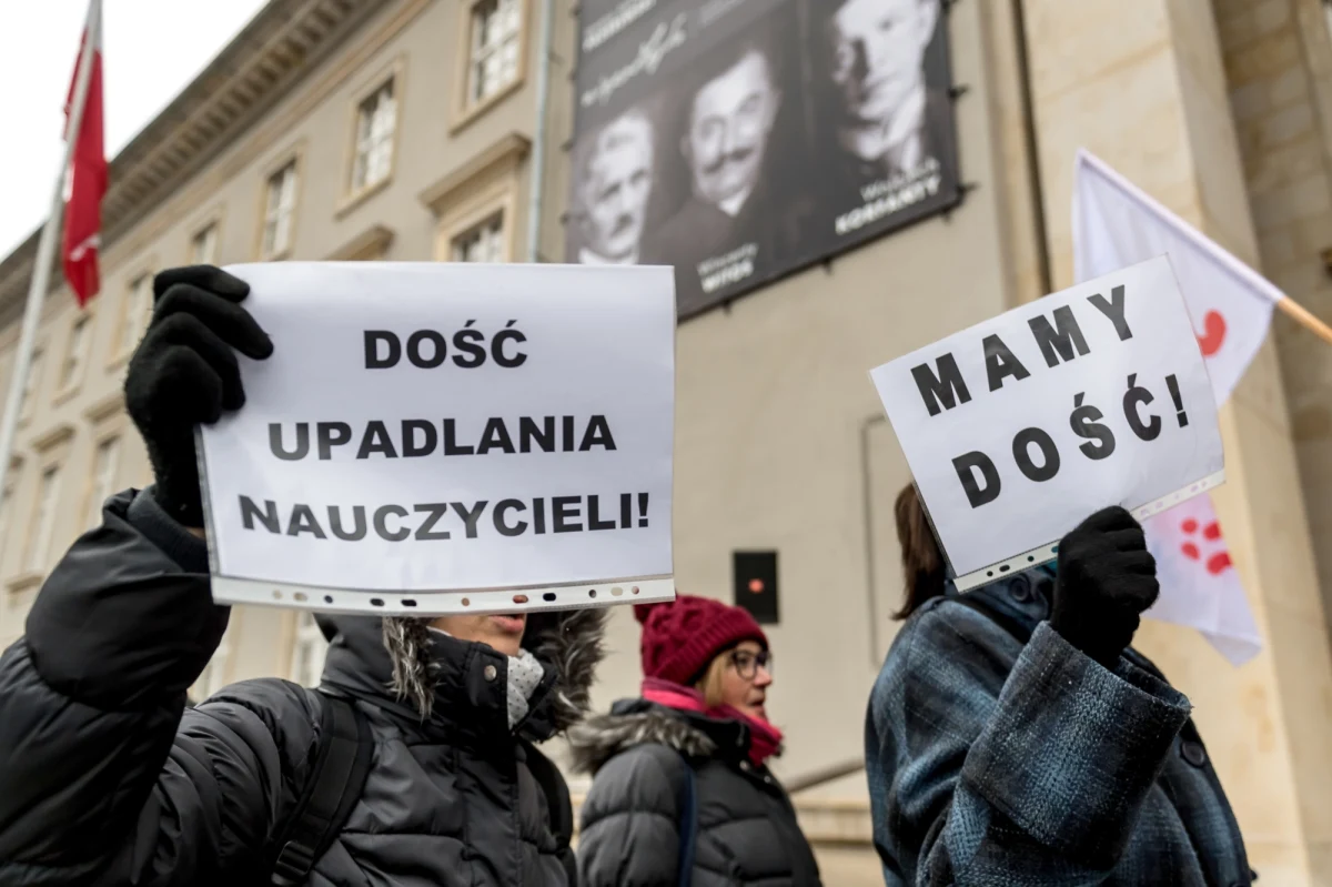 Czy nauczyciele, którzy przystąpią do zapowiadanego na 8 kwietnia strajku, dostaną wynagrodzenie? Formalnie nie powinni go otrzymać, ale samorządy szukają sposobów, by nie dotknęły ich cięcia pensji. "Sytuacja jest trudna, ale szukamy możliwości, by ją rozwiązać" - deklarują prezydenci największych polskich miast w rozmowie z Interią.