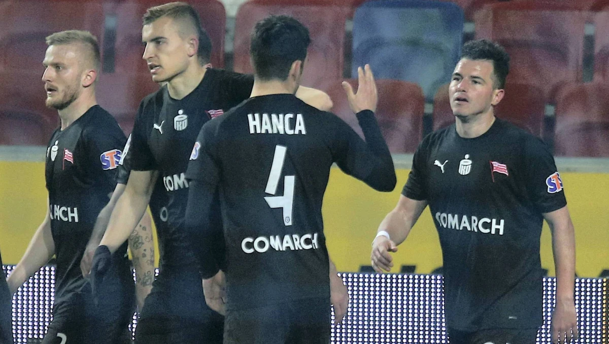 Piłkarski sezon w Polsce nabiera tempa. Rusza 28. kolejka Ekstraklasy. W środku tygodnia czekają nas bardzo ciekawe mecze. Już o 18:00 Cracovia zagra z Koroną Kielce. Pasy mogą zapewnić sobie grę w grupie mistrzowskiej. Wieczorem natomiast Lechia Gdańsk powalczy o umocnienie się na pozycji lidera. Gdańszczanie w trójmiejskich derbach zmierzą się na wyjeździe z Arką Gdynia.