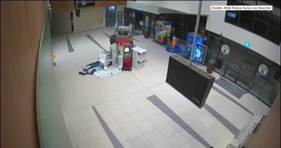 W miejscowości Moama w Australii złodzieje ukradli bankomat przy pomocy... małej ładowarki. Do zdarzenia doszło wczesnym rankiem 25 lutego. Policja wciąż poszukuje sprawców. 
