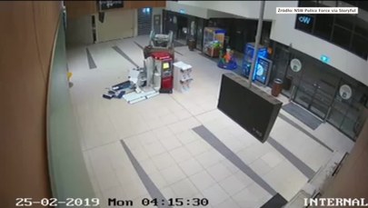 Dwóch mężczyzn ukradło bankomat przy pomocy... ładowarki [FILM]