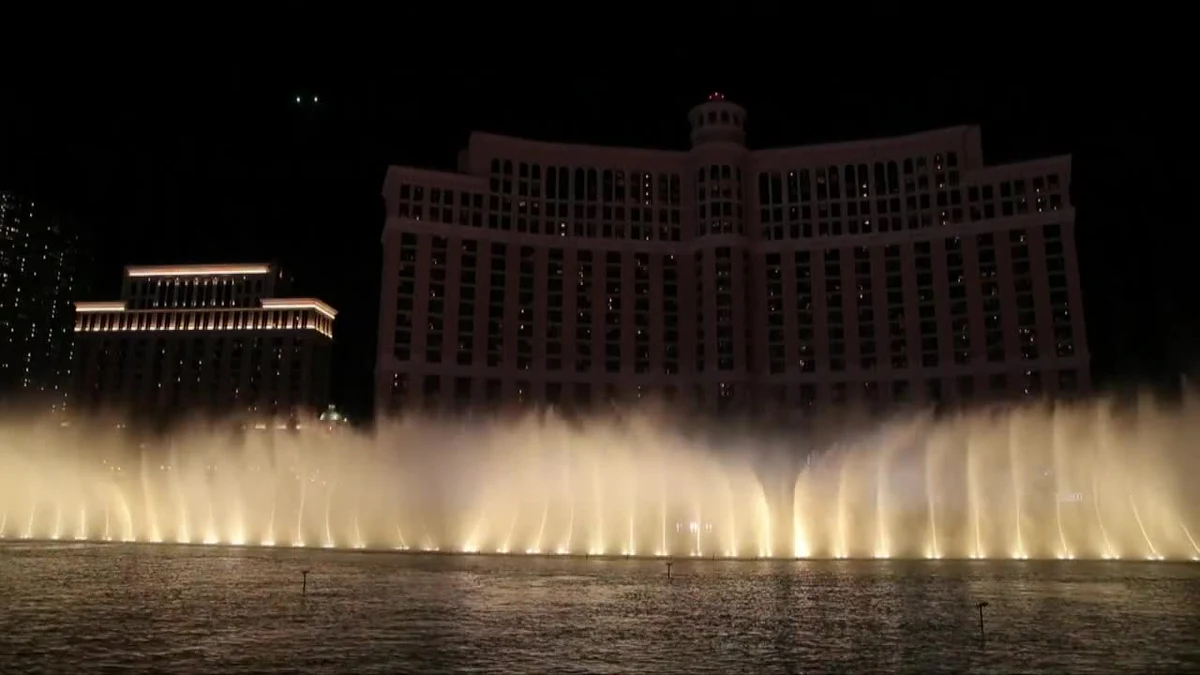 Przed hotelem Bellagio w Las Vegas w Stanach Zjednoczonych odbył się wyjątkowy pokaz. Na fontannach zostały wyświetlone wizualizacje zapowiadające 8. i finałowy sezon serialu "Gra o tron". Podczas trwającego niecałe 
4 minuty spektaklu widzowie mogli zobaczyć między innymi latające smoki oraz motywy ognia i lodu. Premiera pierwszego odcinka serialu HBO już w połowie kwietnia.