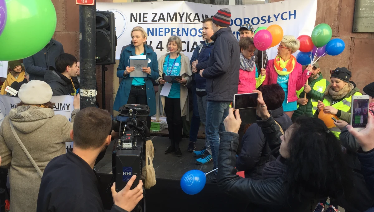 ​Dorosłe osoby z autyzmem i niepełnosprawnościami złożyły w Ministerstwie Rodziny, Pracy i Polityki Społecznej 100 tysięcy podpisów pod petycją "Nie zamykajmy dorosłych z niepełnosprawnością w czterech ścianach". W Światowym Dniu Świadomości Autyzmu chcą oni rozmawiać z minister Elżbietą Rafalską o małych domach środowiskowych. Zapis o ich powstaniu niespodziewanie zniknął z rozporządzenia.