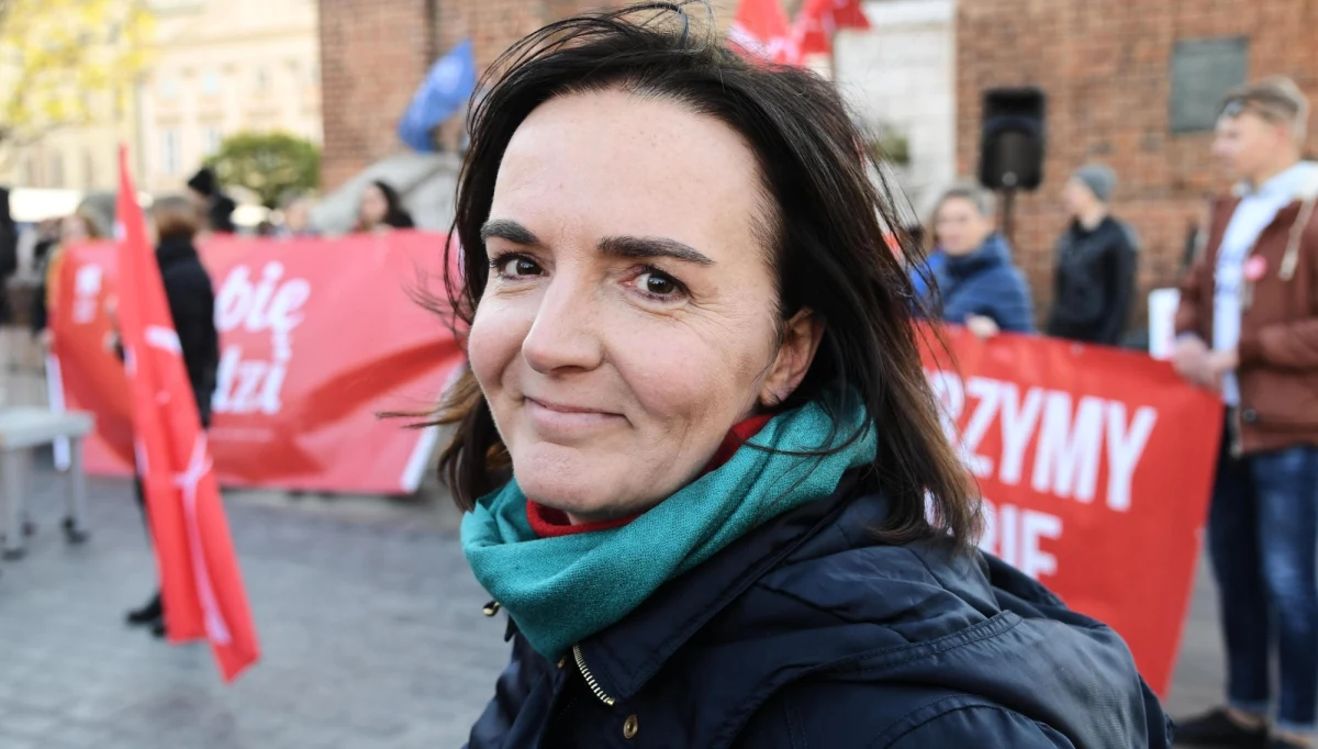 Zarząd Wiosny na czele z Joanną Sadzik został wykreślony z KRS. Pracownicy stowarzyszenia dowiedzieli się o tym we wtorek. W KRS nie ma też wpisu potwierdzającego, że ks. Grzegorz Babiarz jest prezesem stowarzyszenia. Oznacza to, że organizacja pozostaje bez zarządu.