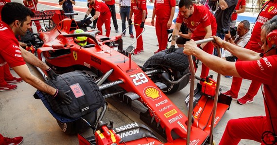 Opady deszczu zakłócają przebieg testów Formuły 1 w Bahrajnie. W przedpołudniowej sesji brał udział Brytyjczyk George Russell, a w popołudniowej ma wystąpić jego partner z Williamsa Robert Kubica. Na razie najszybszy był Francuz Romain Grosjean z Haas-Ferrari.