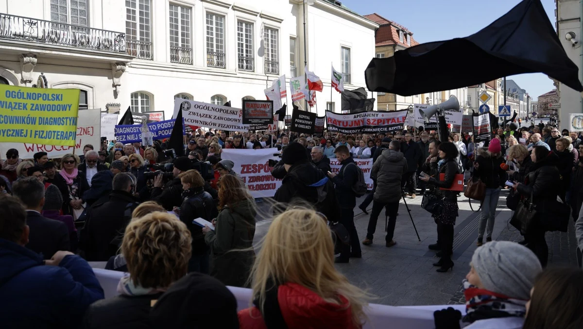 "SOS dla szpitali”, "nasze szpitale umierają powoli" - między innymi z takimi transparentami kierownicy i pracownicy szpitali z całej Polski protestowali przed Ministerstwem Zdrowia. Do demonstrantów wyszli przedstawiciele resortu.