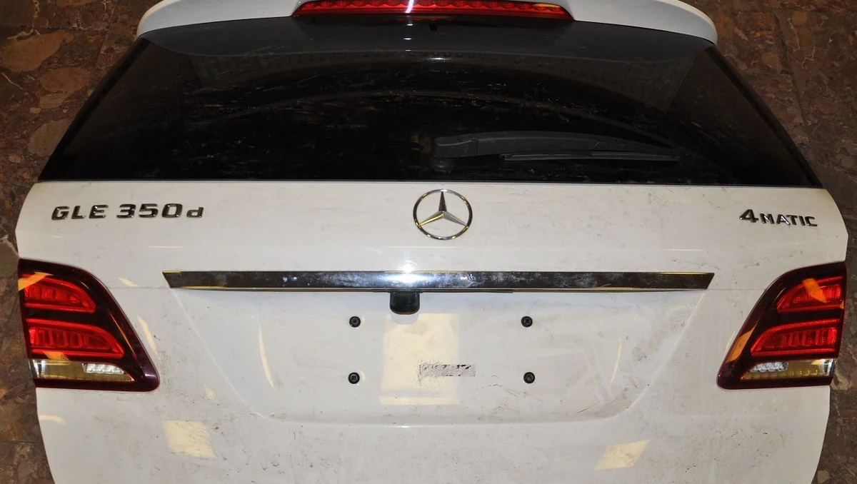 W Medyce (Podkarpackie) 35-letni Ukrainiec usiłował przenieść na Ukrainę drzwi i pokrywę bagażnika do mercedesa GLE 350. Podczas kontroli utrzymywał, że to złom. Okazało się, że to części z poszukiwanego od roku w całej Europie mercedesa skradzionego w Wlk. Brytanii.