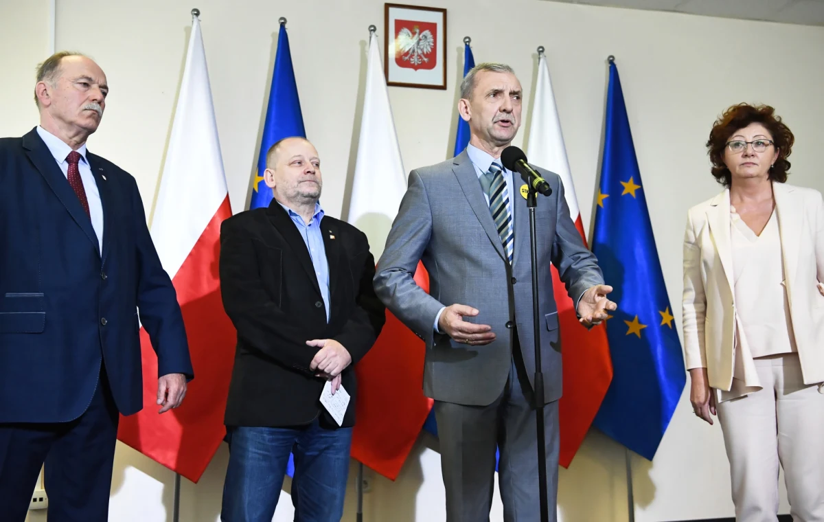 Rozmowy związkowców z rządem na temat podwyżek dla nauczycieli mają być kontynuowane w środę o godzinie 13:00. "Według nas, potrzebne są jeszcze co najmniej dwa spotkania z rządem, żeby do niego doszło" - tak w rozmowie z reporterem RMF FM mówili związkowcy przed wtorkowym spotkaniem. Jeżeli nie będzie kompromisu, w najbliższy poniedziałek nauczyciele zorganizują strajk w czasie egzaminów ósmoklasistów i gimnazjalistów. 