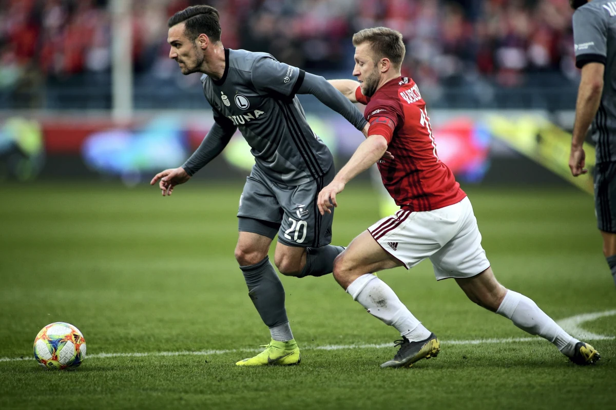 Aleksandar Vukovic będzie do końca obecnego sezonu trenerem piłkarzy Legii Warszawa, a do jego sztabu dołączono Marka Saganowskiego - poinformował klub. Potwierdzono, że z dniem 2 kwietnia obowiązki szkoleniowca przestał pełnić Portugalczyk Ricardo Sa Pinto.