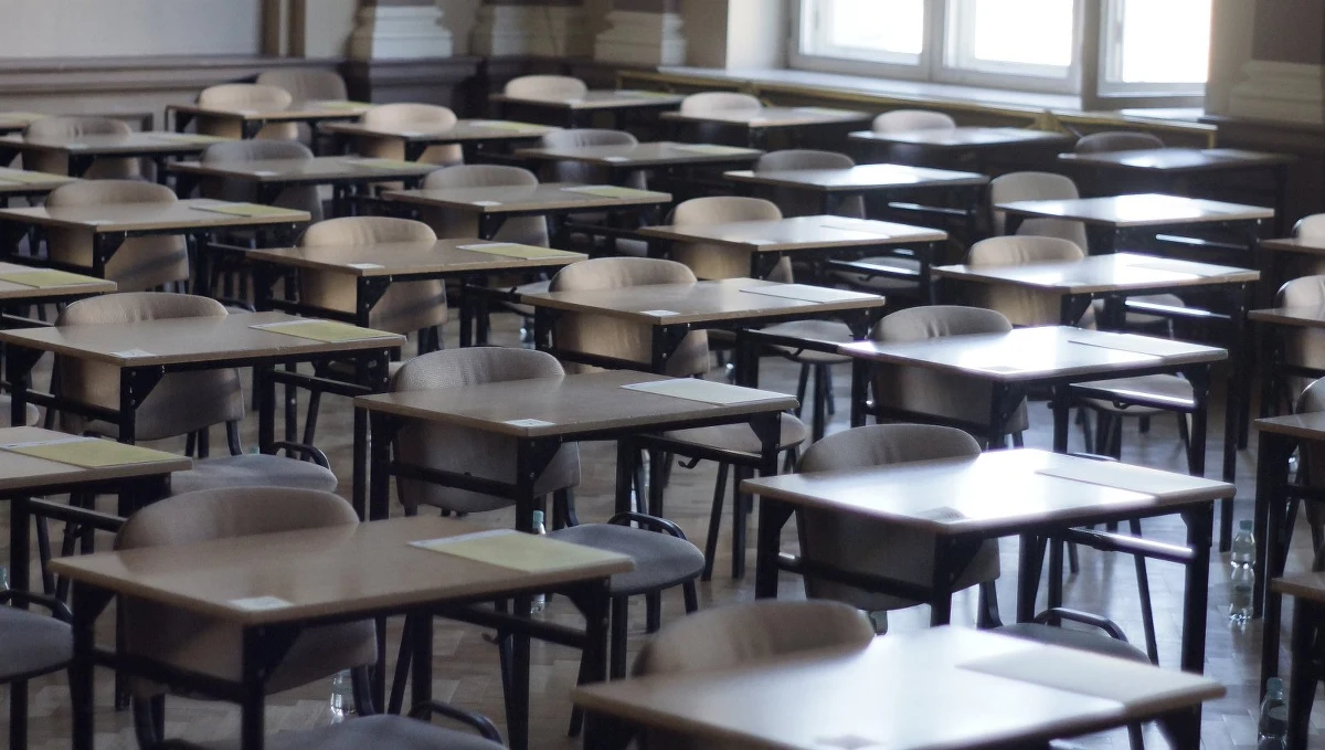 Minister edukacji narodowej Anna Zalewska podpisała rozporządzenia, dzięki którym każda osoba posiadająca kwalifikacje pedagogiczne może być członkiem zespołu egzaminacyjnego i nadzorującego podczas tegorocznych egzaminów - poinformował we wtorek resort edukacji.