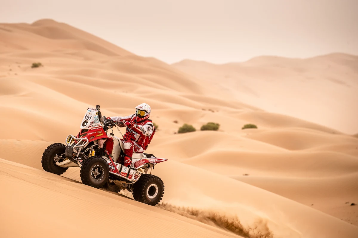 Rafał Sonik otwierał trasę trzeciego etapu Abu Dhabi Desert Challenge. W poniedziałkowy wieczór sędziowie przyznali kary za przekroczenie prędkości i krakowianin awansował na pozycję lidera. To jednak wcale nie okazało się korzystne. "To żelazna zasada tego rajdu, że kto otwiera trasę, nigdy nie wygrywa etapu. Mnie również nie udało się jej dzisiaj złamać" - przyznał quadowiec.