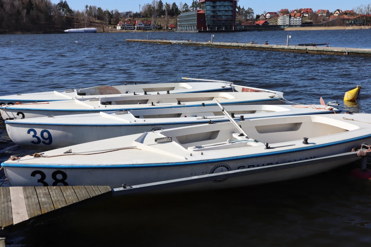 Mimo że do oficjalnego otwarcia sezonu żeglarskiego na Mazurach został jeszcze miesiąc, to w portach już widać ruch. Rozpoczęły się przygotowania, żeby na początku maja na jeziorach zaroiło się od białych żagli.