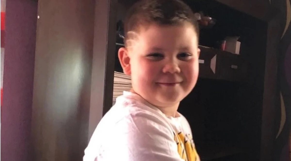 Policjanci nagrodzili 6-letniego Macieja Gacka z Czechowic-Dziedzic. Chłopiec uratował 3-latka, który wyskoczył przez okno. Złapał je, gdy spadało. "Nie czuję się jak bohater" – mówił chłopiec na uroczystości w przedszkolu z udziałem policjantów.