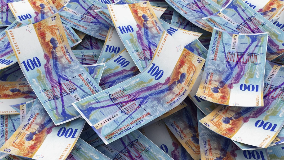 Targi polityczne na linii prezydent-PiS, zastrzeżenia merytoryczne i możliwe pozwy akcjonariuszy banków opóźniają planowane na lipiec wejście tzw. ustawy frankowej w życie - czytamy w "Rzeczpospolitej".