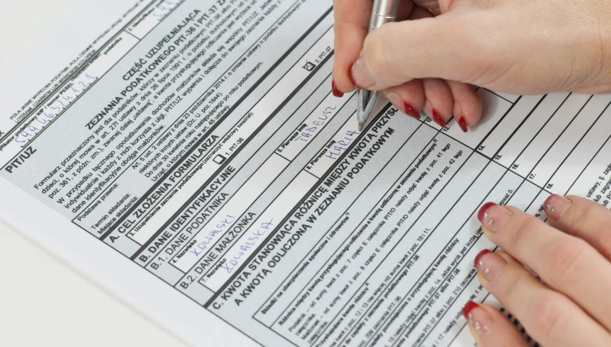 ​Nie tylko zerowy PIT dla młodych, ale również obniżka pierwszej stawki do 17 proc. i podwojenie kosztów uzyskania przychodów miałyby zacząć działać jeszcze jesienią 2019 roku - informuje "Dziennik Gazeta Prawna".