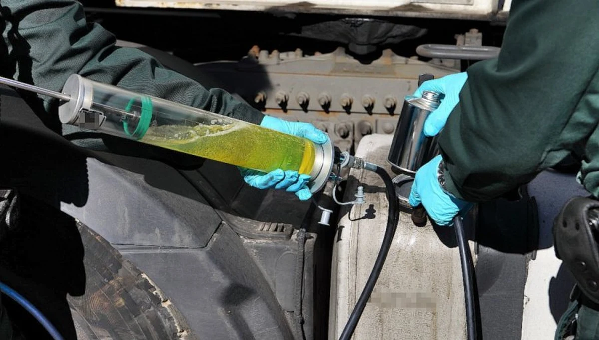 ​Służby polskie i niemieckie zatrzymały 13 osób podejrzanych przerabianie oleju opałowego i smarowego na napędowy. Polski Skarb Państwa przez tę działalność mógł stracić około 22 mln zł, a strona niemiecka - ponad 13 mln euro.