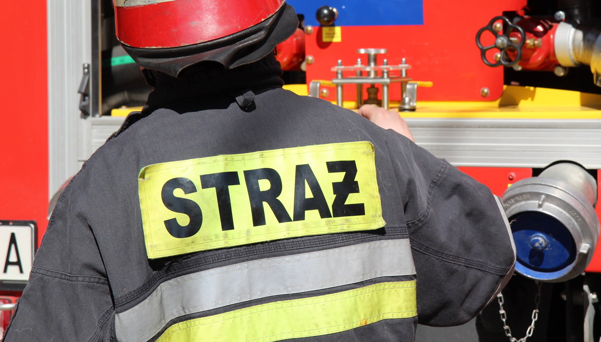 Jedna osoba zginęła, a dwie zostały ranne w pożarze mieszkania w kamienicy na wrocławskim osiedlu Sępolno. Straż ewakuowała 10 osób.