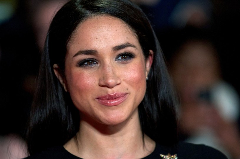 Co łączy Meghan Markle i "Świat według Bundych"? Przyszła księżna Sussex jako dziecko niemal wychowywała się na planie tego popularnego serialu komediowego. Często odwiedzała tam swojego ojca, który pracował jako operator.