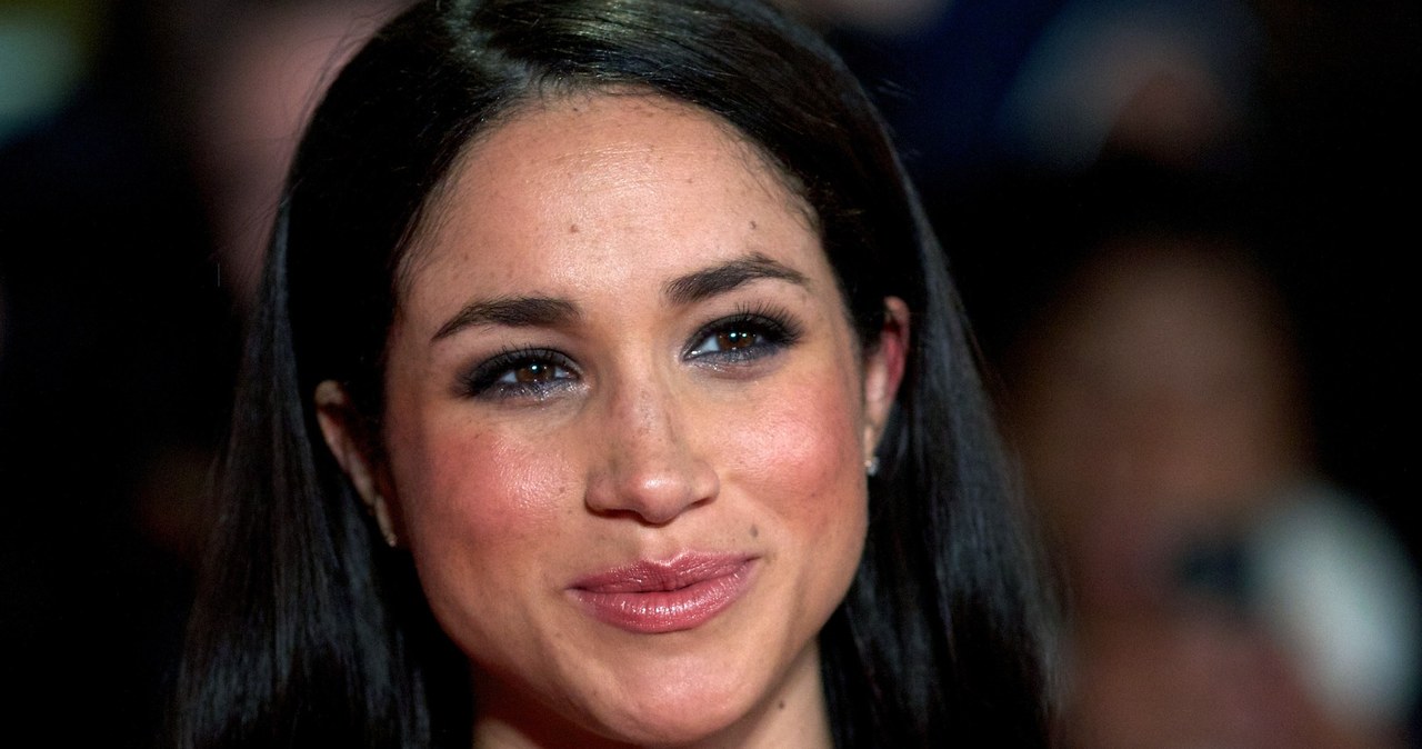 Co łączy Meghan Markle i "Świat według Bundych"? Przyszła księżna Sussex jako dziecko niemal wychowywała się na planie tego popularnego serialu komediowego. Często odwiedzała tam swojego ojca, który pracował jako operator.